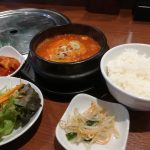 韓国料理店「コラボ」の海老・牡蠣入り純豆腐チゲ定食